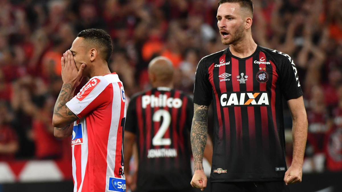Jarlan Barrera falla un penal ante Paranaense