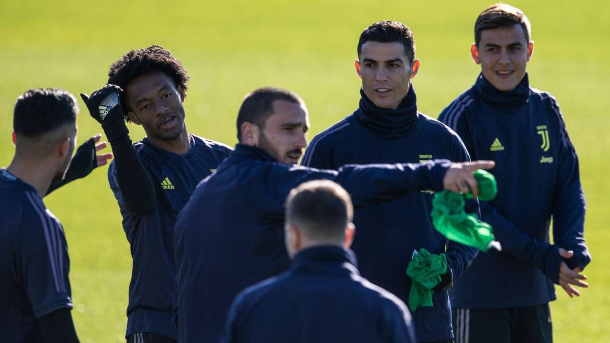 El colombiano Juan Guillermo salió lesionado en la derrota de Juventus contra Young Boys por Champions League. Se desconoce su tiempo de recuperación.