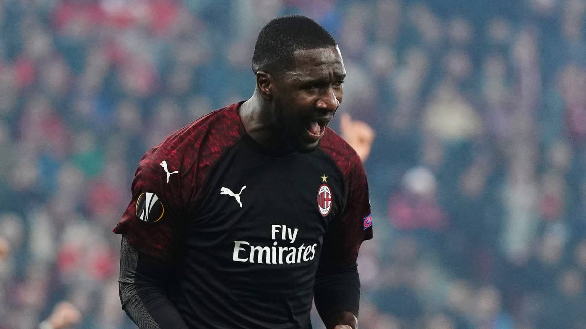 Cristian Zapata marca gol en la derrota del Milan 3-1 ante Olympiacos