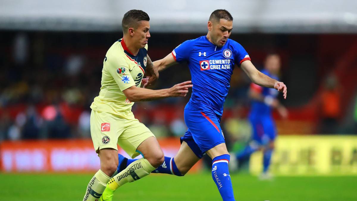 Mateus Uribe lucha una pelota ante un jugador de Cruz Azul en la final de la Liga MX