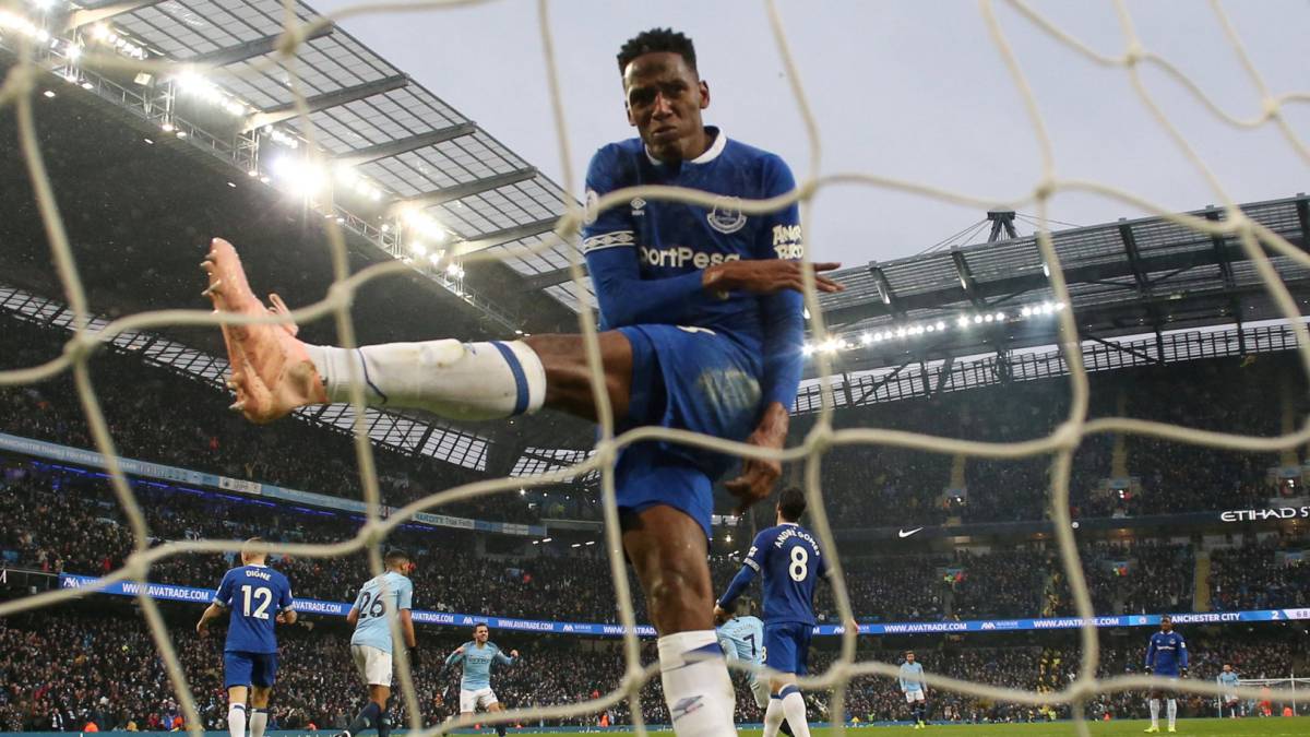 Yerry Mina fue el peor calificado por la prensa inglesa en la derrota de Everton ante el City