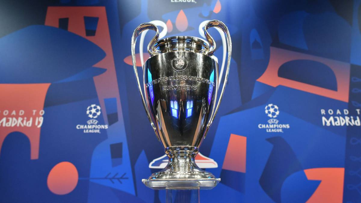 El trofeo de la Champions en el sorteo de octavos de final.