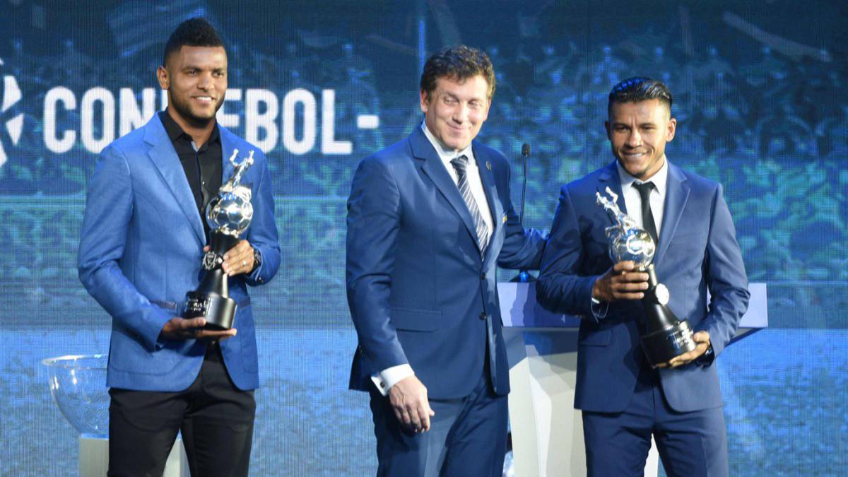 Miguel Borja, Wilson Morelo y Nicolás Benedetti, recibieron su premio por ser goleadores de la Libertadores y Sudamericana