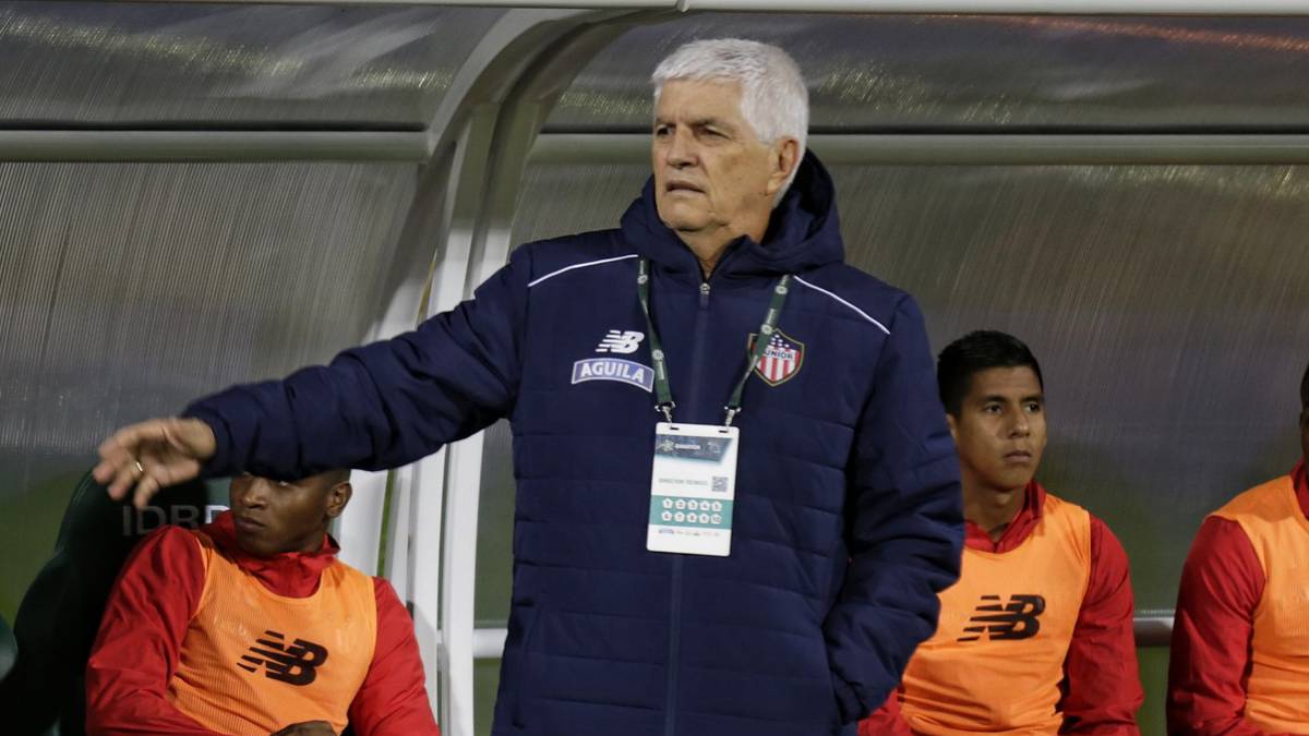 Julio Comesaña deja de ser el DT de Junior