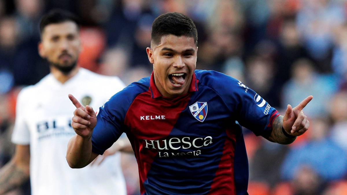 Juan Camilo 'Cucho' Hernández marcó gol en la derrota del Huesca 2-1 ante Valencia