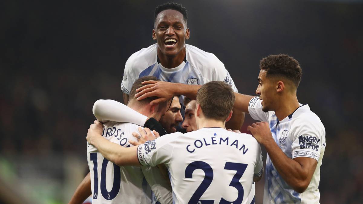 Yerry Mina celebra con sus compañeros de Everton un gol de Digne