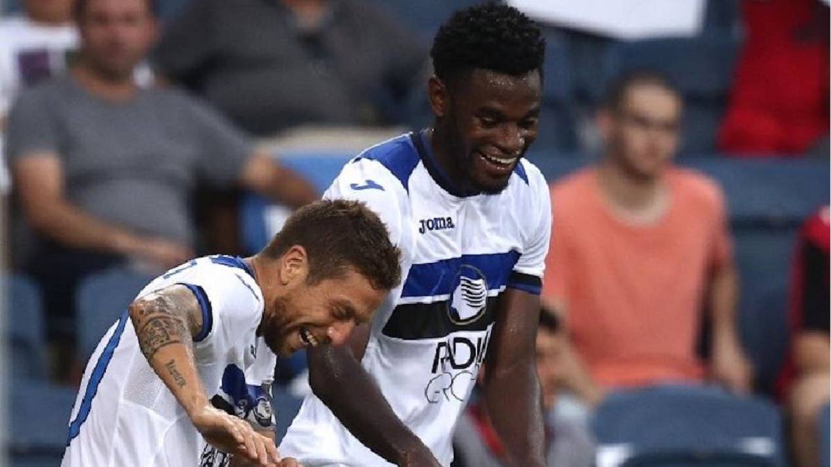 Duván Zapata y Papú Gómez celebran un gol