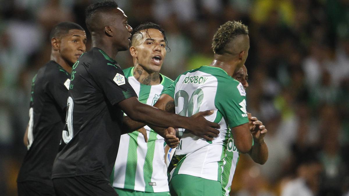 Dayro Moreno y Jeison Lucumí se pelean ante el Cali