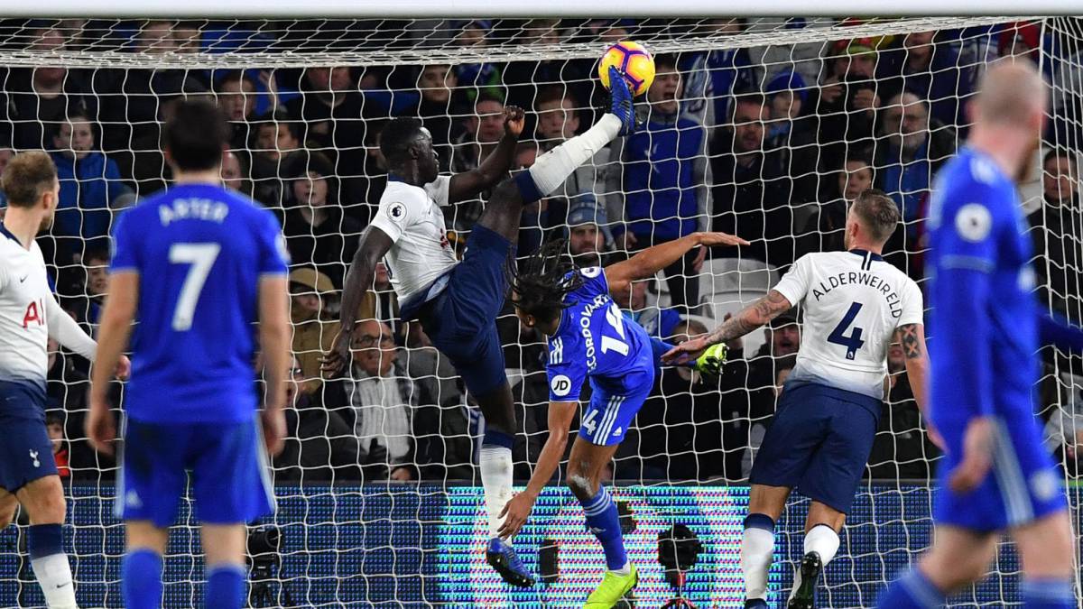 Davinson Sánchez patea un balón contra el Cardiff