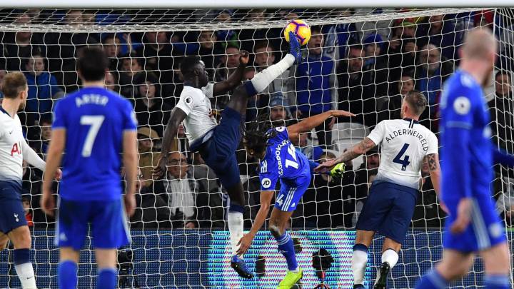 Davinson Sánchez patea un balón contra el Cardiff