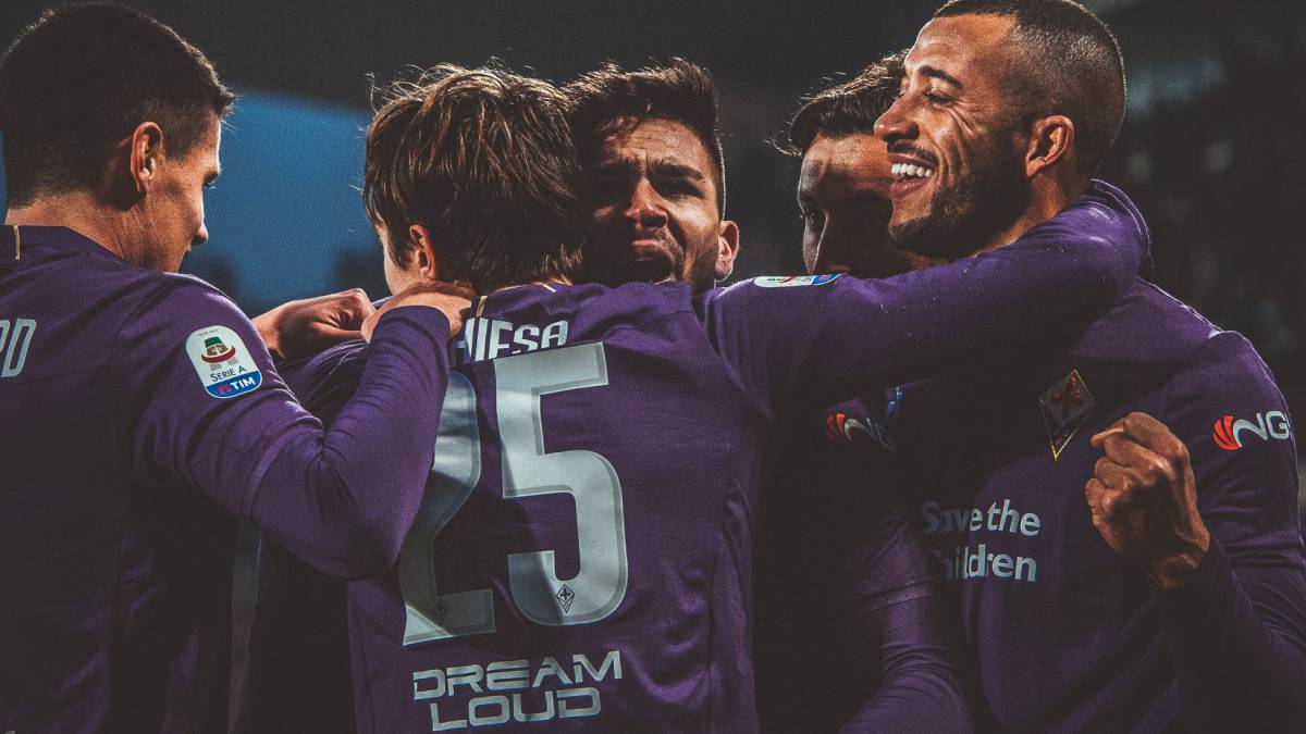 Fiorentina de Italia celebra un gol de Gio Simeone