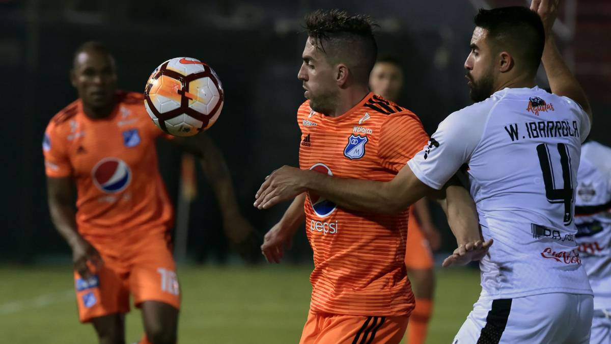 Gabriel Hauche en partido de Copa Sudamericana ante General Díaz.