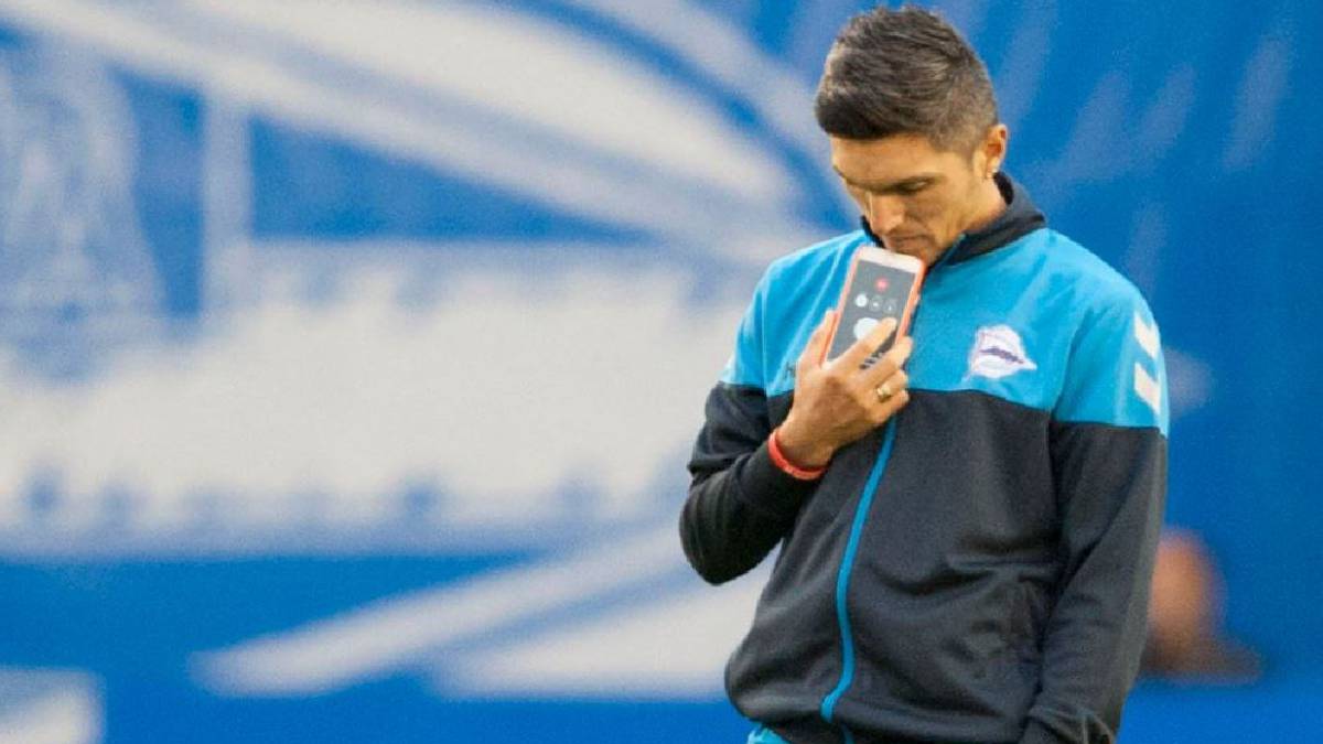 Daniel Torres habla por teléfono en el previo de un partido de Alavés