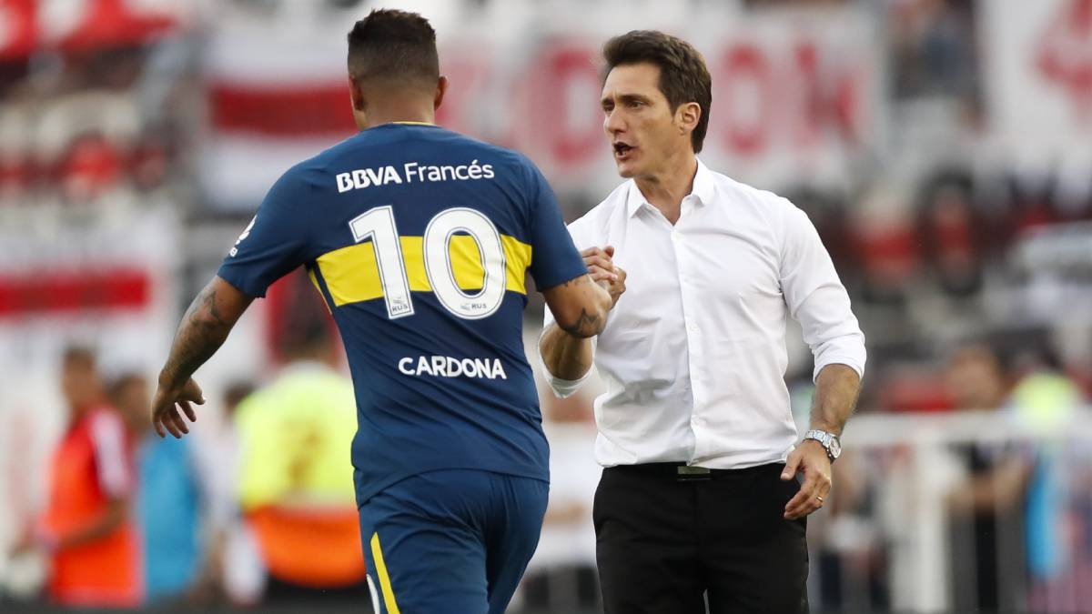 Edwin Cardona celebra un gol ante River Plate y saluda a Barros Schelotto