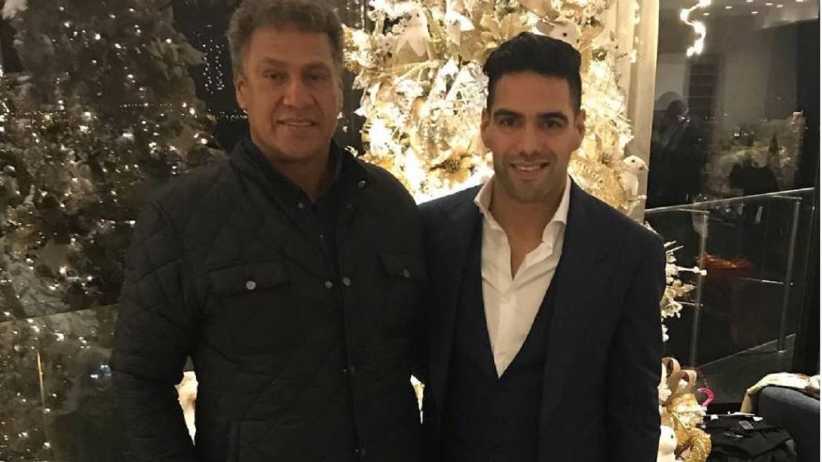 Falcao García posa junto a su padre Radamel García King.