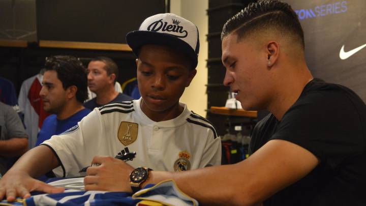Juan Fernando Quintero en la firma de autógrafos en Medellín.