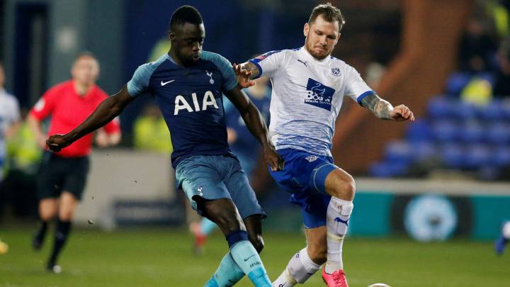 Davinson Sánchez ante un jugador del Tranmere Rovers en la FA Cup