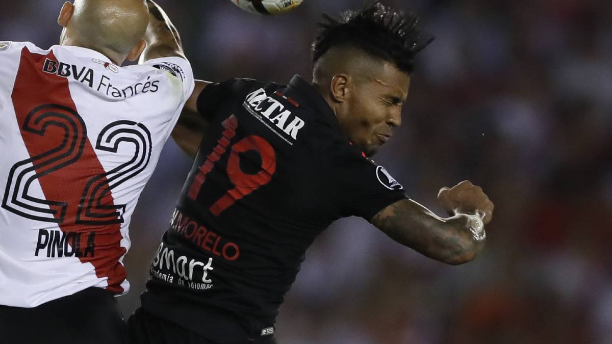 Wilson Morelo ante Javier Pinola, defensor de River Plate