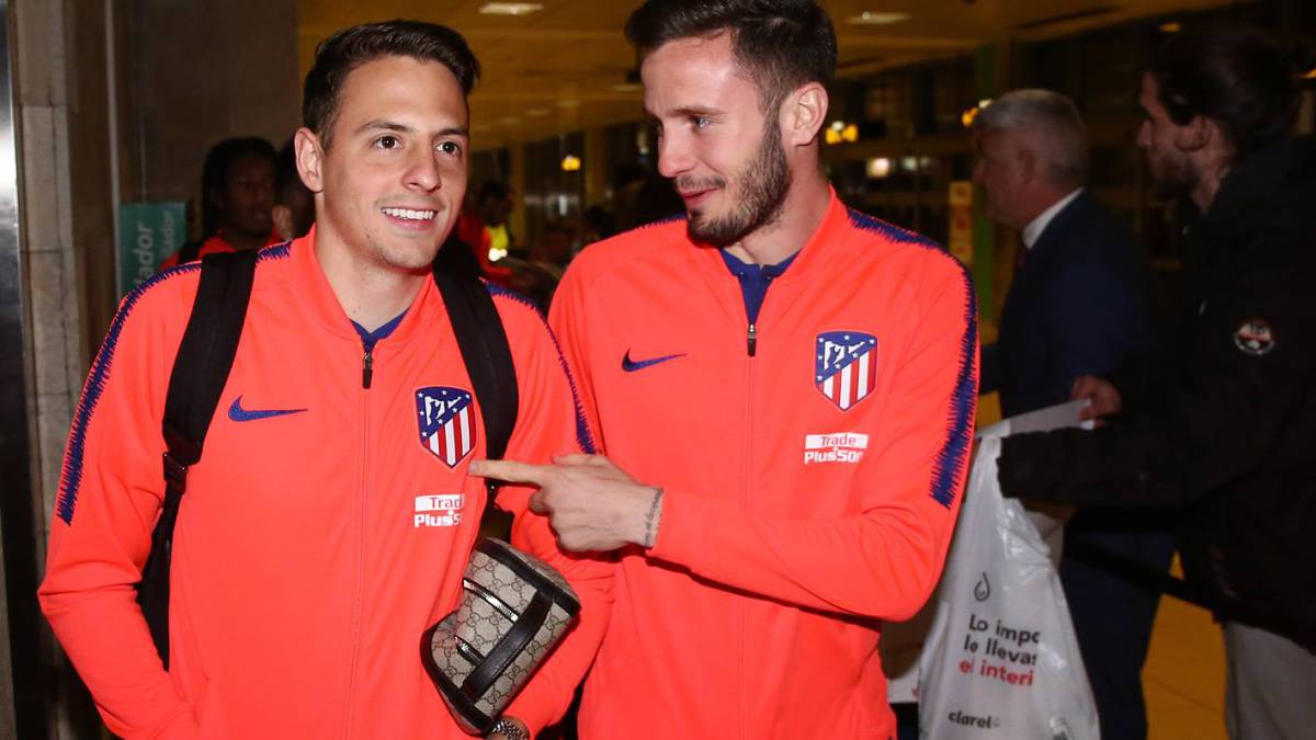 Santiago Arias y Saúl Ñíguez en una concentración del Atlético Madrid