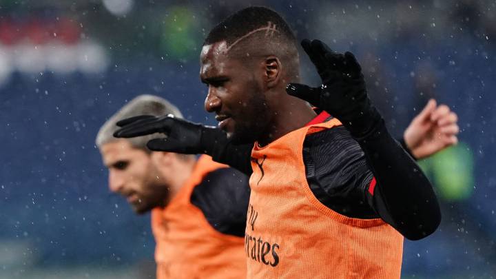 Cristian Zapata calienta antes de un partido con el Milan