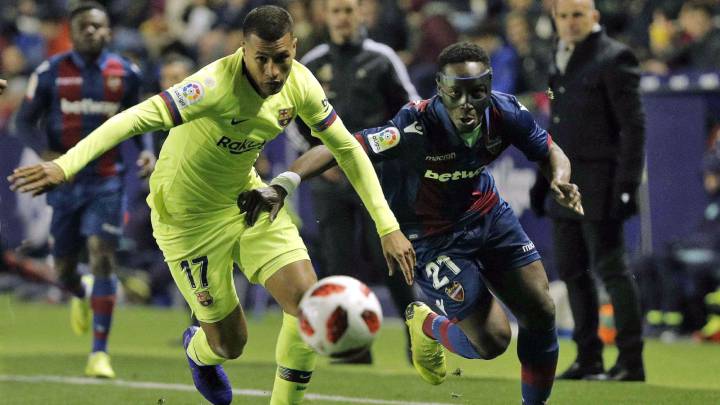 Jeison Murillo y Boateng disputan un balón en el Levante vs Barcelona