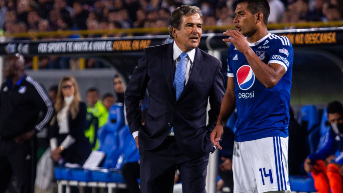 Jorge Luis Pinto y David Silva ante Nacional