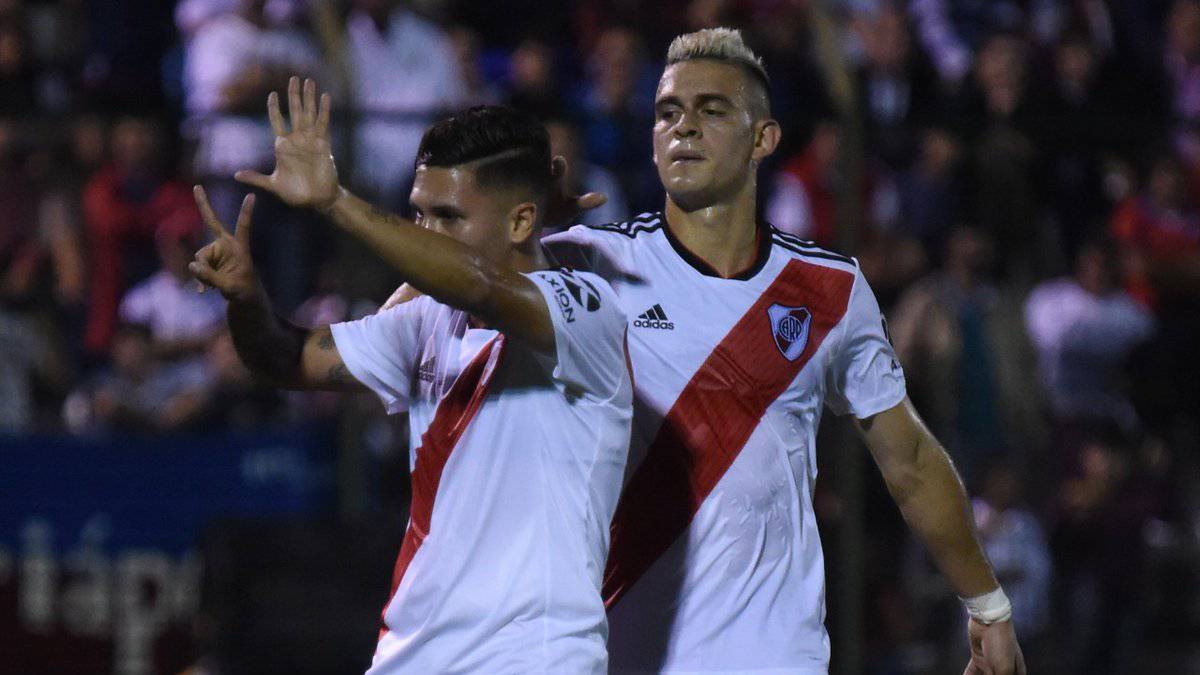 Juan Fernando Quintero y Rafael Santos Borré en el partido amistoso entre River Plate y Nacional de Uruguay
