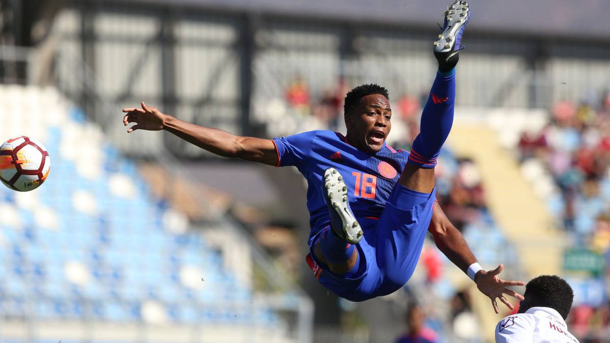 Hayen Palacios salta en una jugada contra el delantero venezolano en el Sub 20