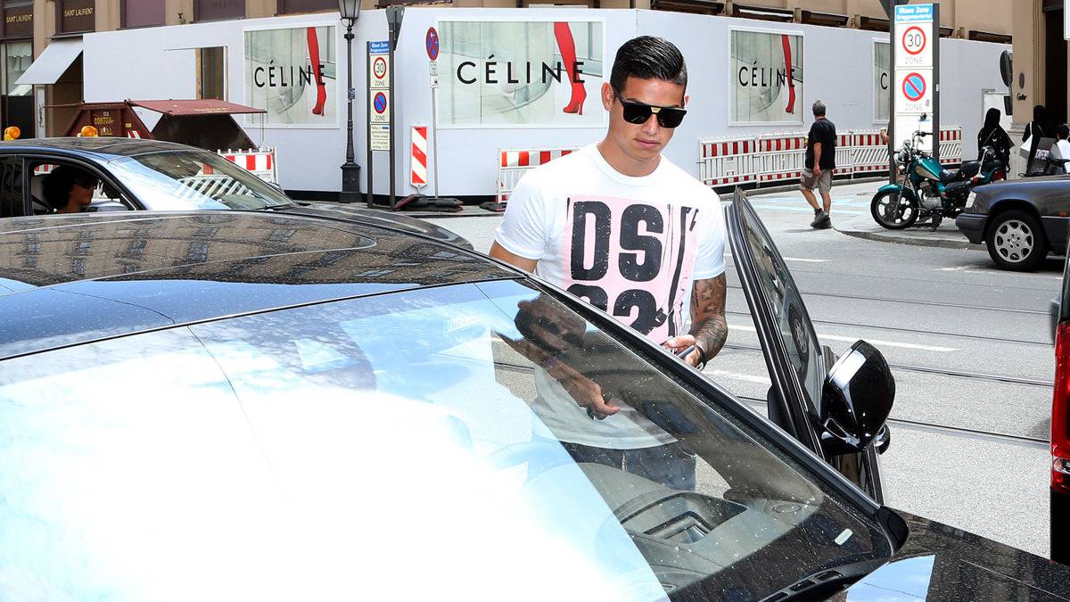 James Rodríguez en su carro en el centro de Múnich