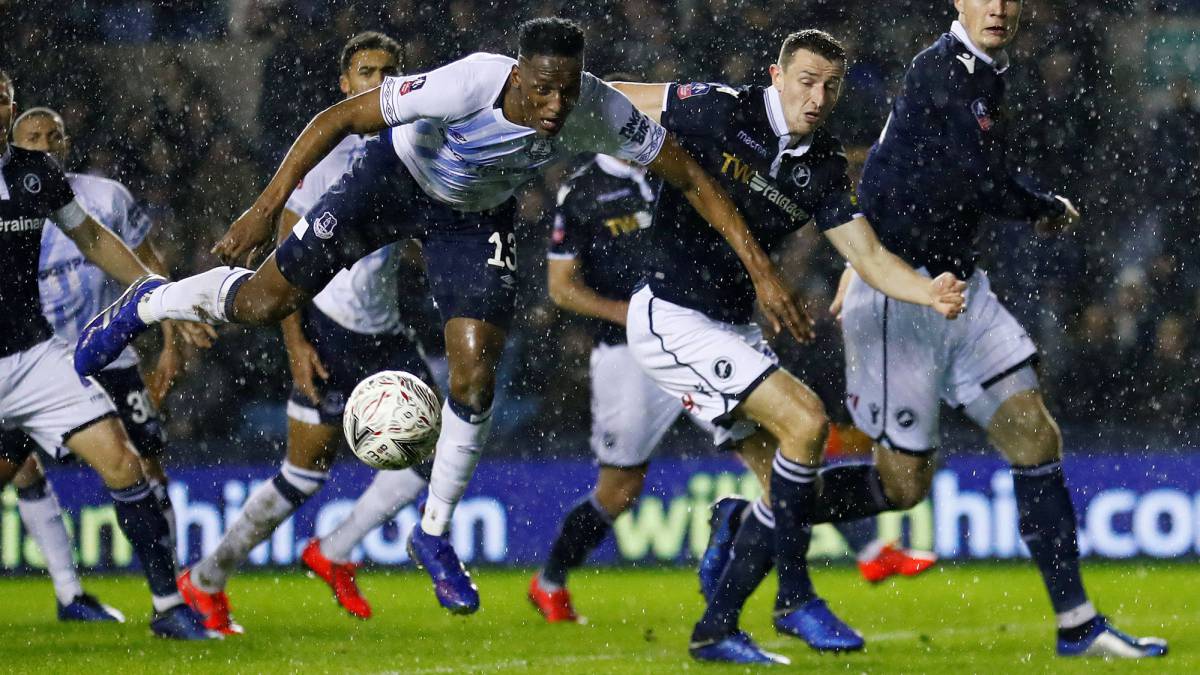 Yerry Mina se va lesionado en el partido de FA Cup de Everton ante Millwall