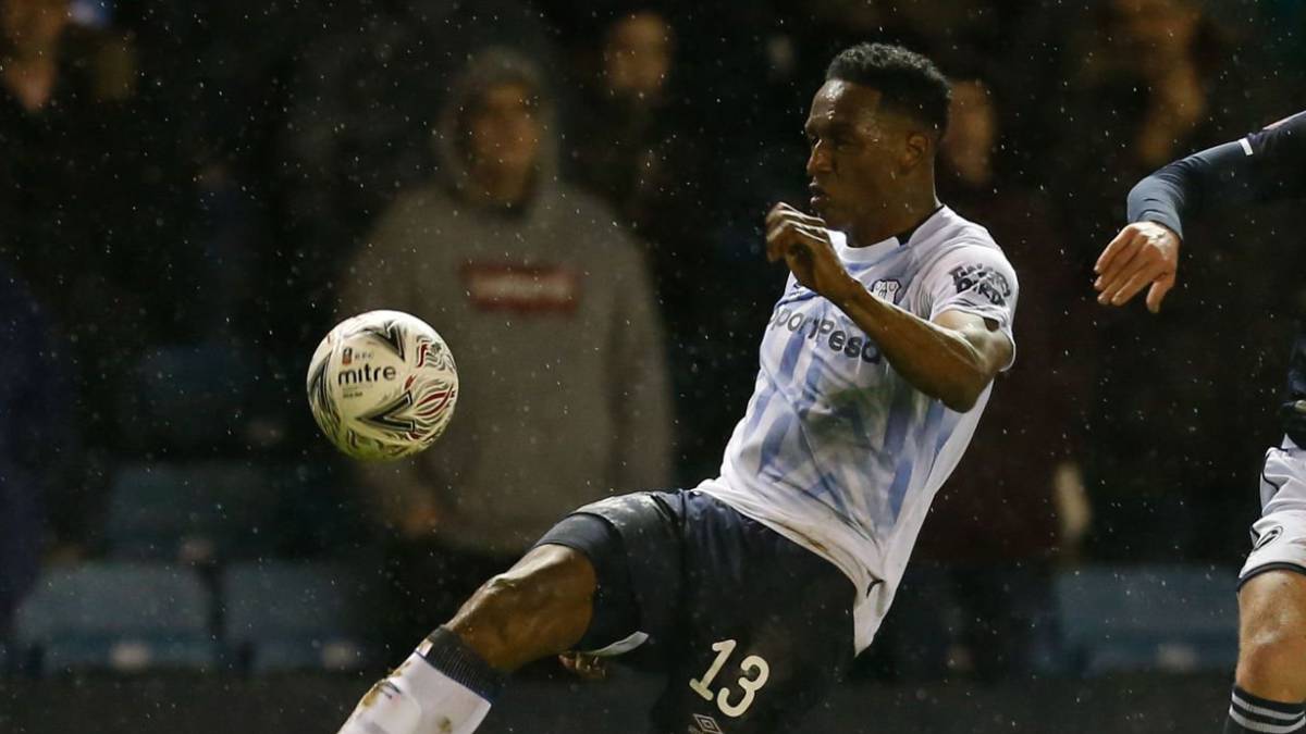 Yerry Mina sale lesionado en la derrota de Everton ante Millwall por FA Cup
