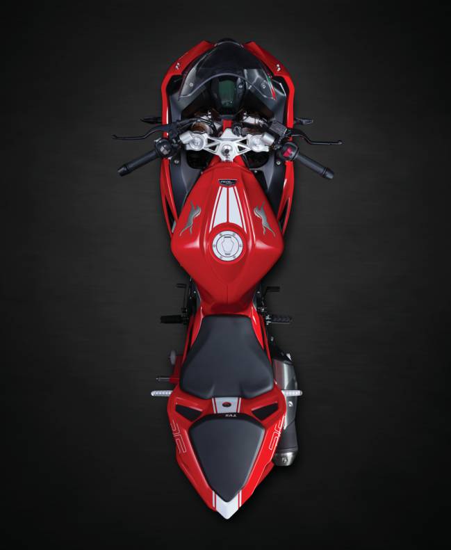 La TVS Apache RR 310 está dotada con un motor de 312cc, monocilíndrico, 4 tiempos, 4 válvulas. El propulsor está acoplado a una caja de cambios de 6 cambios