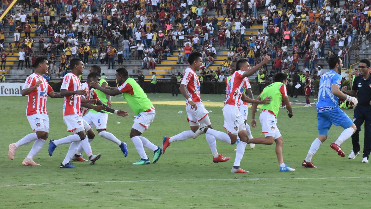 Jugadores de Junior, uno de los cinco equipos más caros del fútbol colombiano, celebrando el título de la Superliga Águila 2019