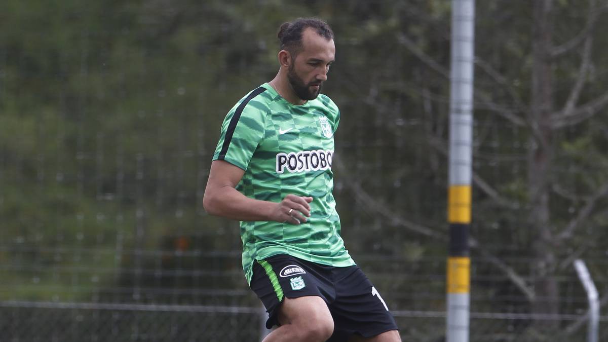 Hernán Barcos, quien debutaría en la Liga Águila ante el Bucaramanga, durante un entrenamiento con Nacional