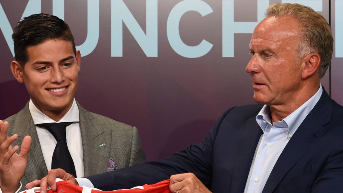 James Rodríguez junto a Karl-Heinz Rummenigge, el director general de Bayern Múnich, quien aseguró que el colombiano tiene la mejor zurda de la Bundesliga