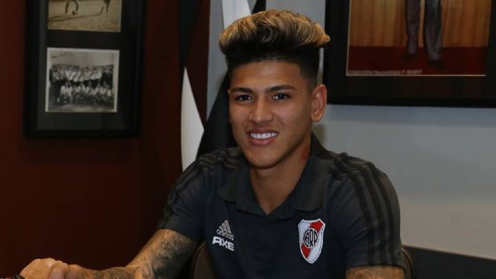Jorge Carrascal firmando su contrato con River Plate.