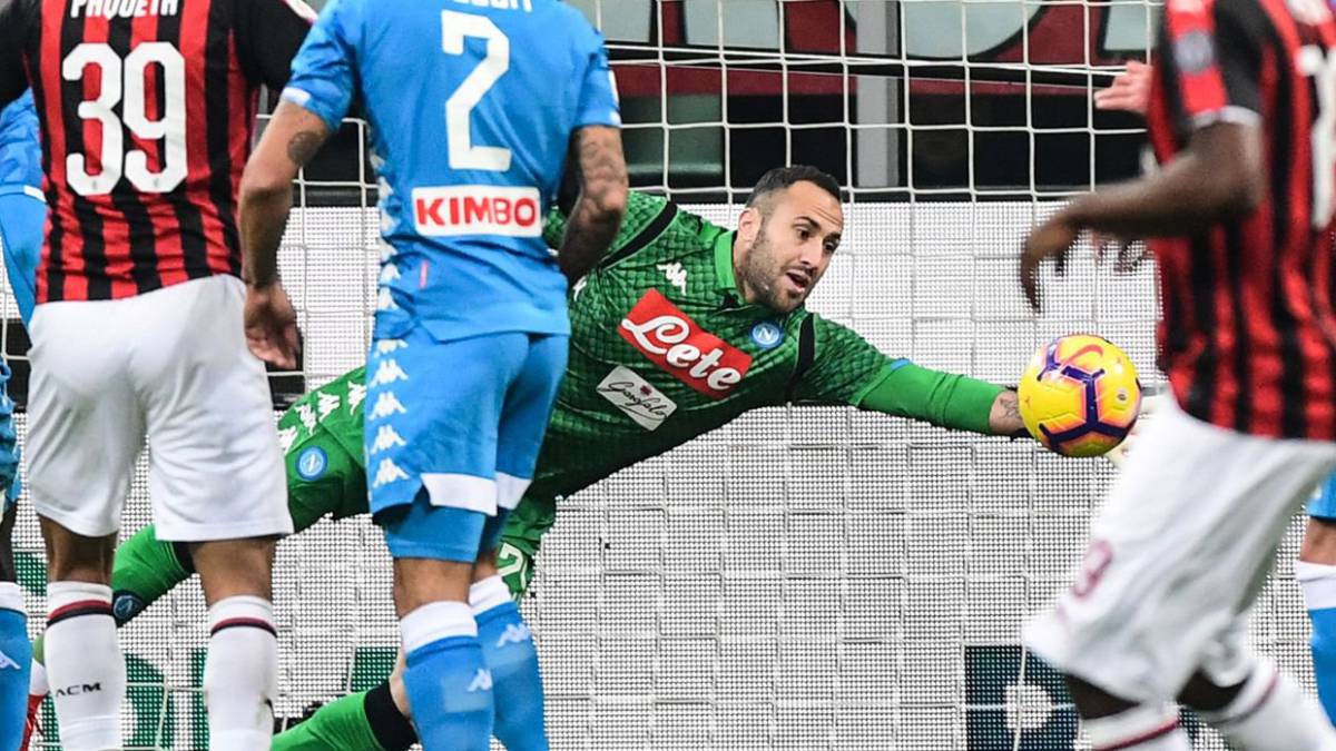 David Ospina, quien volvería a la titular de Napoli ante Sampdoria, durante el partido frente a Milan por Serie A.