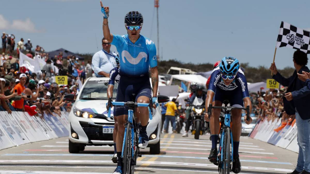 Winner Anacona celebra en la meta de la quinta etapa del Tour de San Juan en la que llegó en primer lugar.