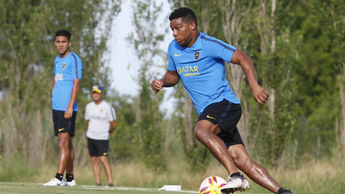 Frank Fabra, quien volvería a jugar con la reserva de Boca Juniors tras superar su lesión, durante un entrenamiento.