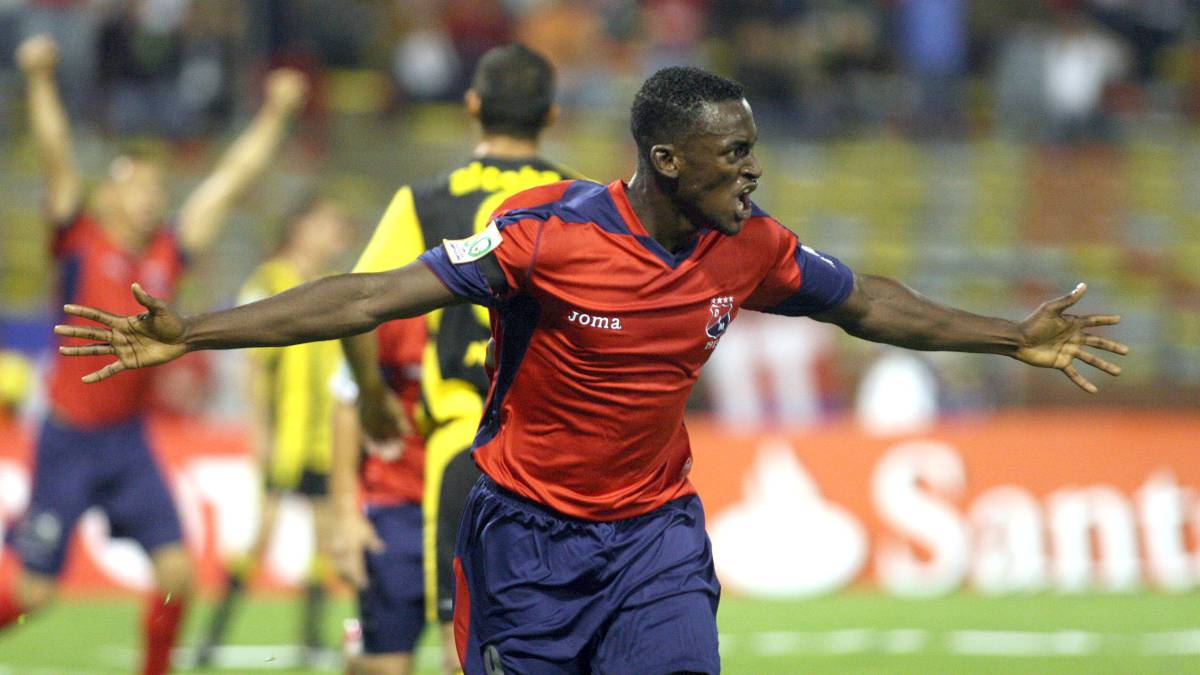 Jackson Martínez celebra un gol ante Peñarol en la Copa Libertadores de 2009 jugando la fase previa
