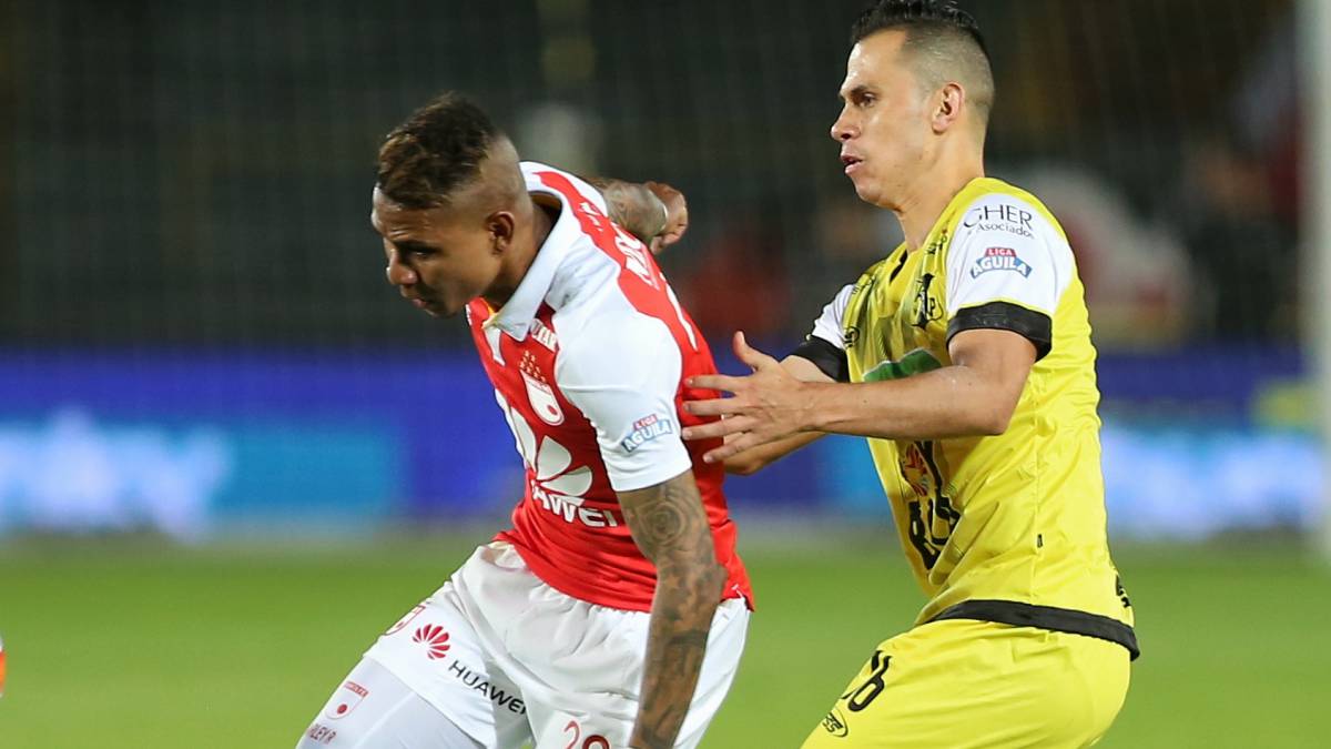 Arley Rodríguez disputa una pelota en un partido entre Alianza Petrolera y Santa Fe por la Liga Águila