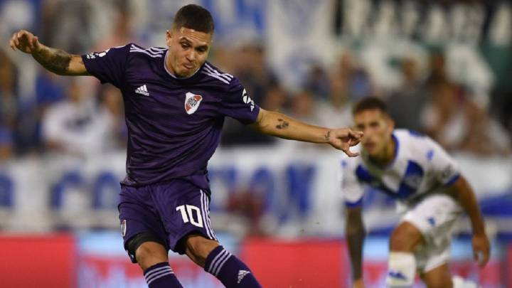 Juan Fernando Quintero cobrando un penal con River Plate ante Vélez en la Superliga Argentina