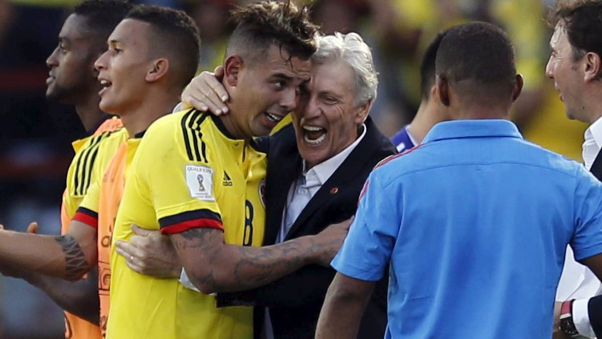 Edwin Cardona y José Pékerman en el partido ante Perú en Eliminatorias