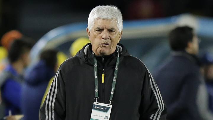 Julio Comesaña dirigiendo al Colón de Argentina, que sufre en este momento una brote de fiebre en varios futbolistas que podría ser dengue