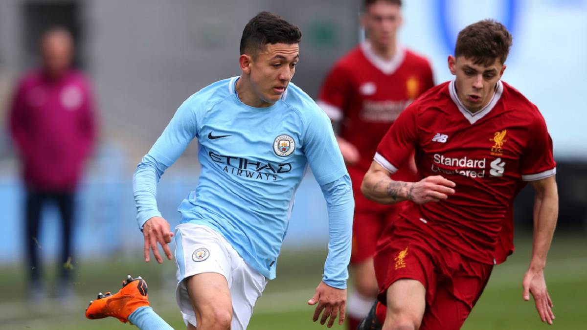Ian Poveda en las divisiones menores del Manchester City en un partido ante el Liverpool
