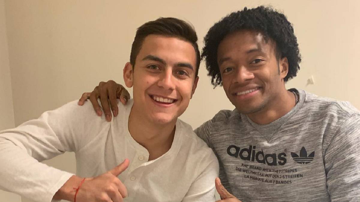 Juan Guillermo Cuadrado, quien se recupera de su lesión de rodilla, junto a su compañero Paulo Dybala.