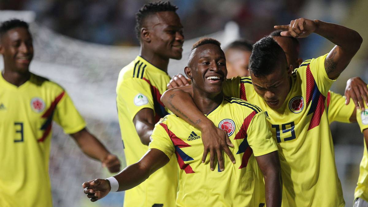 Iván Angulo y Luis Sandoval celebrando uno de los goles de la Selección Colombia Sub 20 en el triunfo 0-2 sobre Venezuela en el Sudamericano.