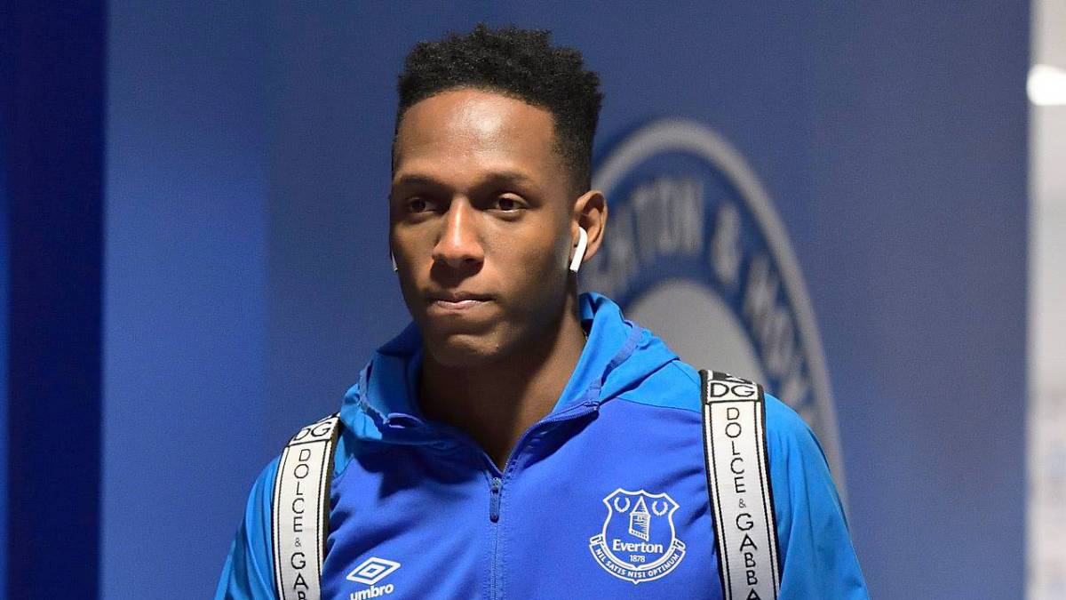 Yerry Mina llega al estadio Goodison Park para un partido con el Everton por la Premier League