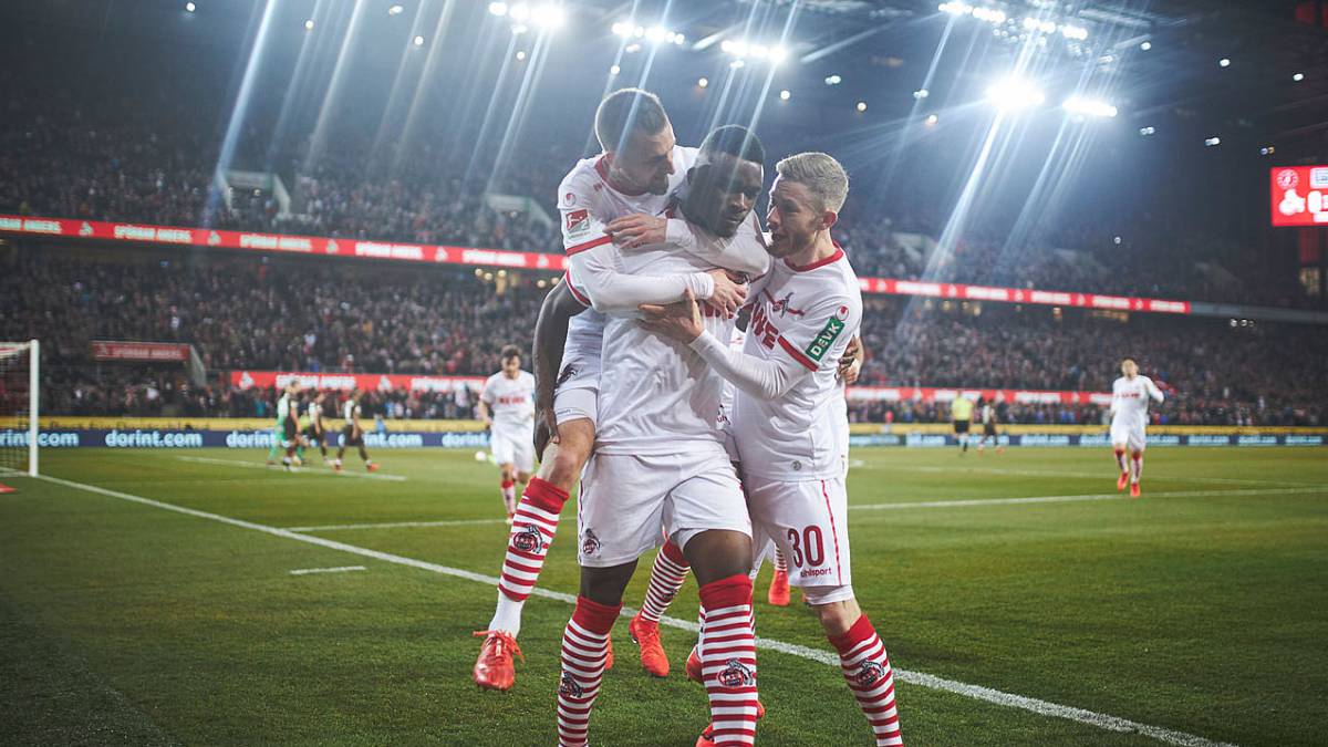 Jhon Córdoba, quien anotó triplete con Colonia ante St. Pauli, celebrando un de sus goles.