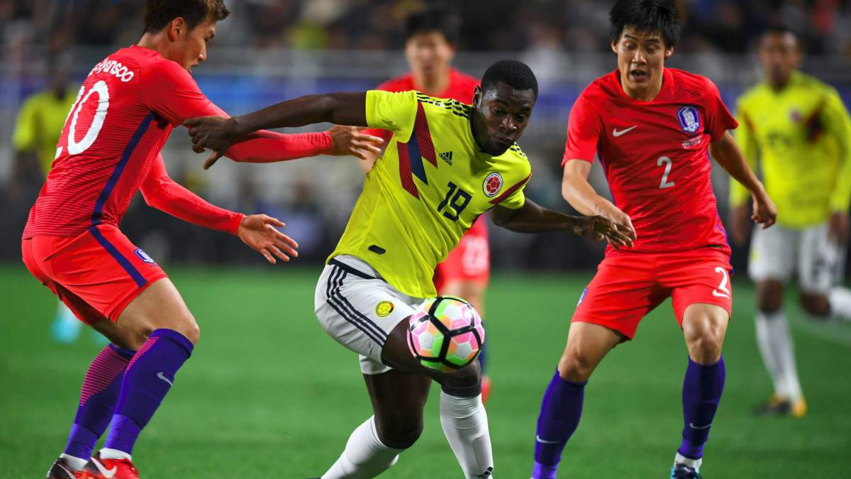 Duvan Zapata ante los sur coreanos en amistoso en noviembre de 2018